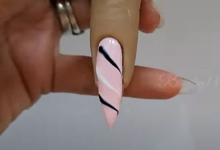 nail design hacks, Adding stripes