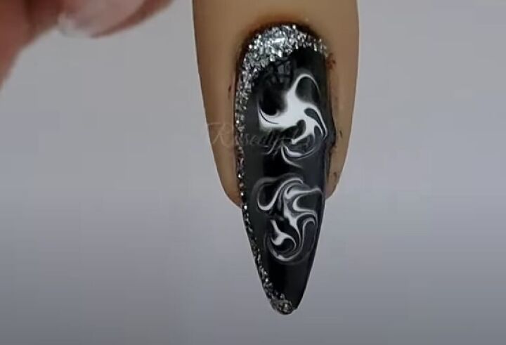 nail design hacks, Adding glitter