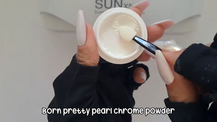 pearl chrome nails hailey bieber, Applying dip powder