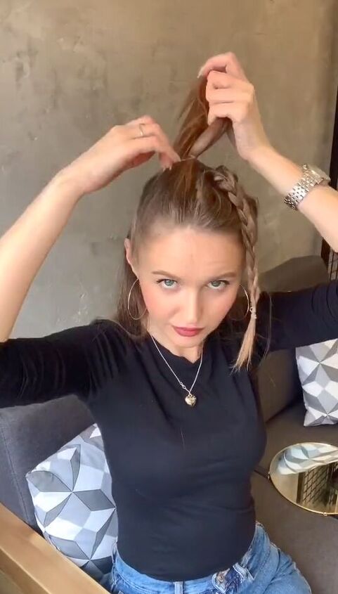 super chic hairstyle for holiday photos, Tying ponytail