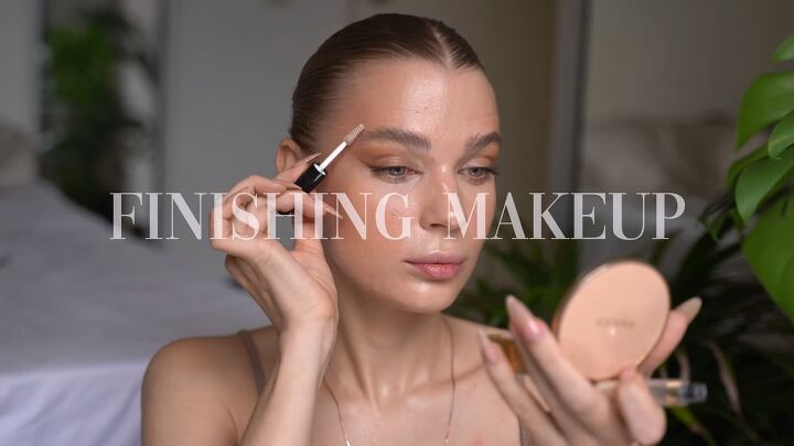 makeup look for hooded eyes, Applying brow gel