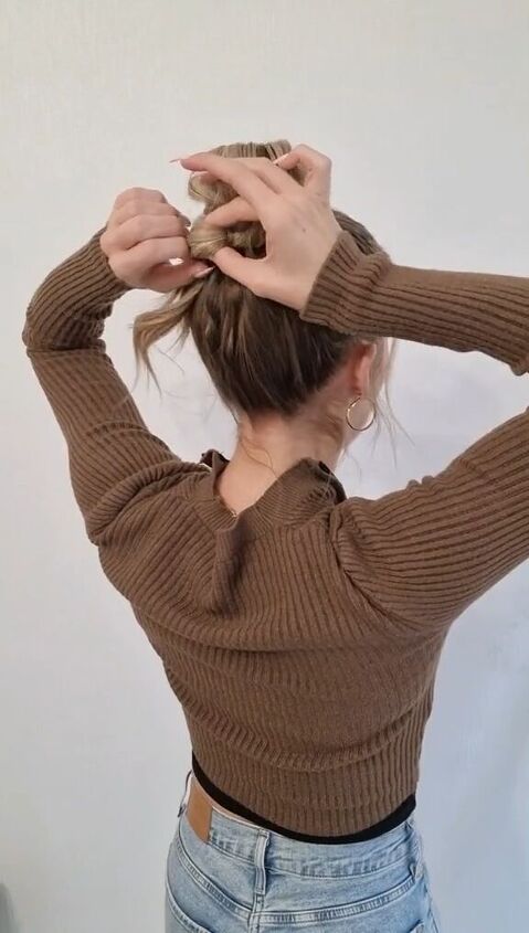 easy tutorial for a spiral bun look, Tying hair