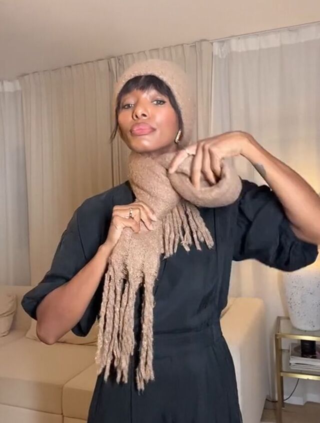stay warm with this winter scarf styling hack, Tying scarf
