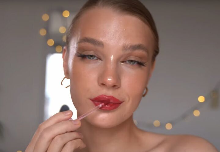 christmas makeup look, Adding lipstick