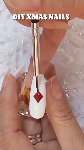 red white and green nails, Filling diamond in