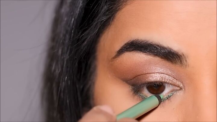 green and gold eye makeup, Lining waterline