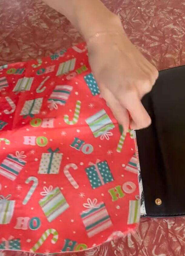 genius way to upcycle a purse with a christmas napkin, Laying napkin