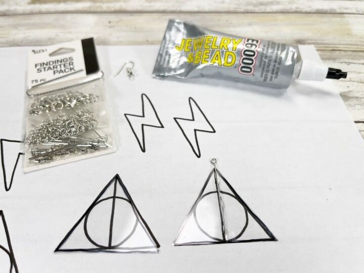 Harry Potter DIY Earrings Creatively Beth Lightning Bolt Deathly Hallows creativelybeth harrypotter earrings diy craft deathlyhallows lightningbolt jewelry