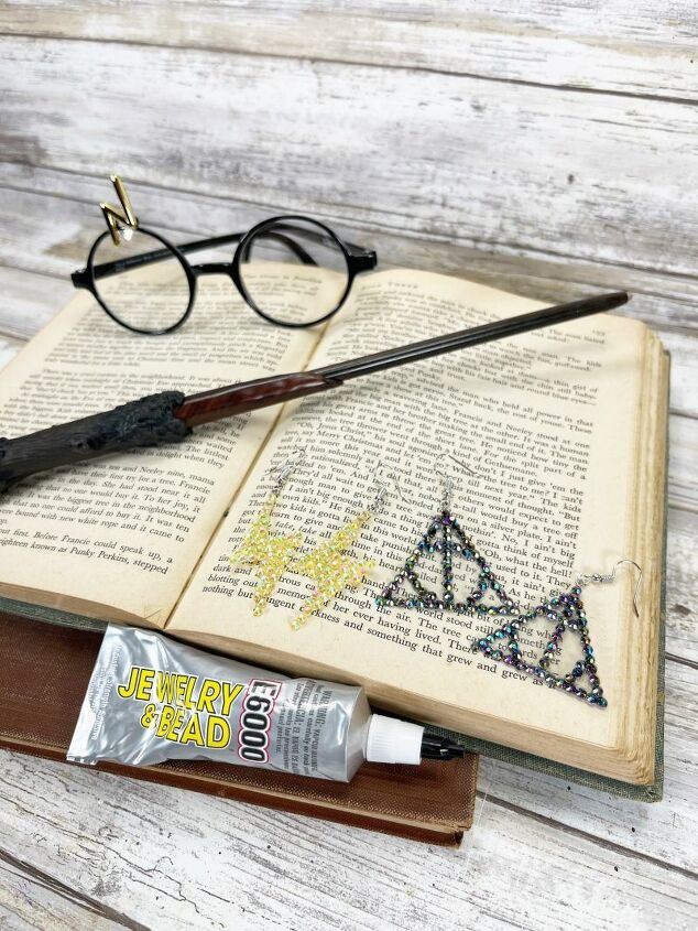 Harry Potter DIY Earrings Creatively Beth Lightning Bolt Deathly Hallows creativelybeth harrypotter earrings diy craft deathlyhallows lightningbolt jewelry