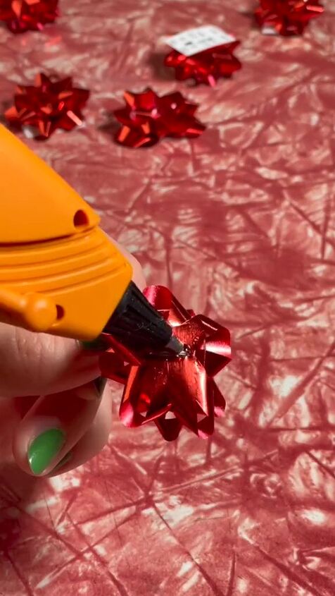 the easiest diy hair accessory for christmas, Gluing bow