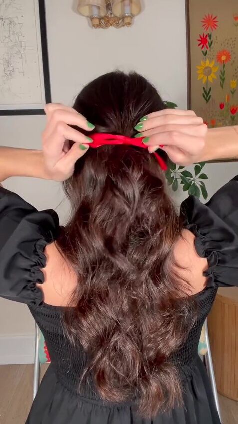 an easy and festive hairstyle this winter, Tying bow