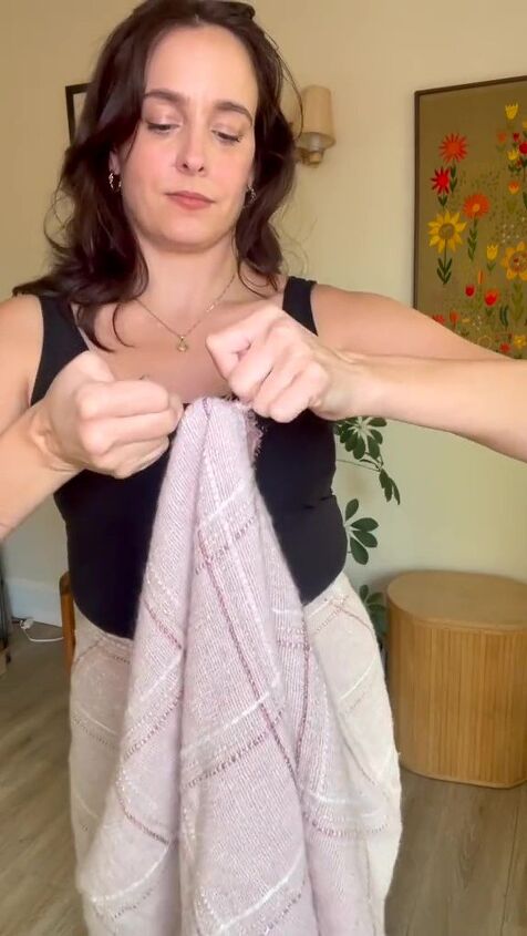 tutorial to turn your scarf into a shawl, Knotting scarf
