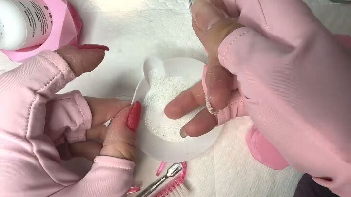 penguin nail art, Applying dip powder