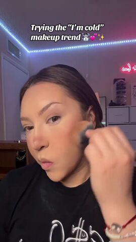 how to do the viral cold girl makeup, Applying contour