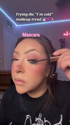 how to do the viral cold girl makeup, Adding mascara