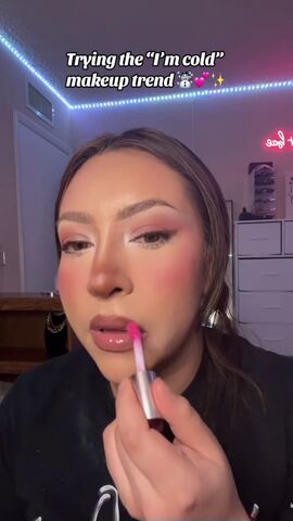 how to do the viral cold girl makeup, Applying lip gloss