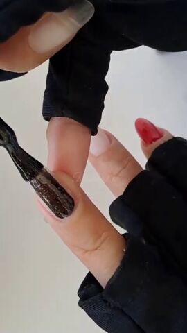 red and black nail art, Painting nails