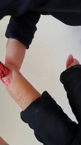 red and black nail art, Painting nails