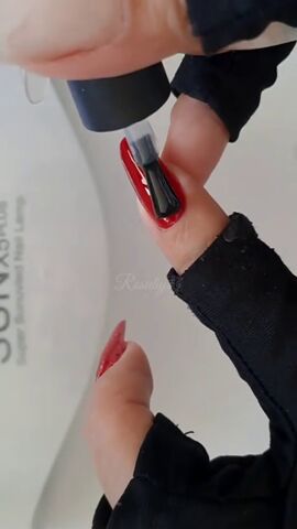 red and black nail art, Applying top coat