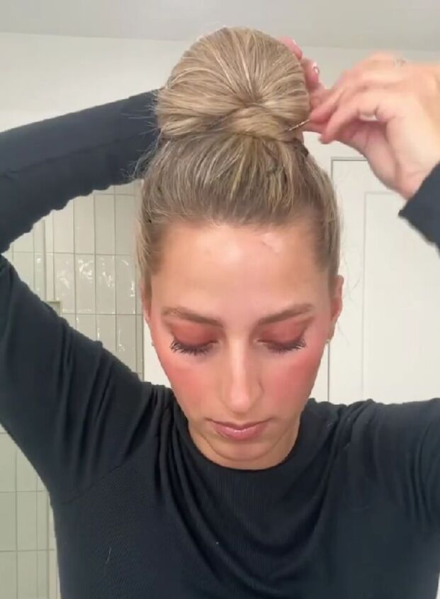 viral messy bun hack, Finishing messy bun