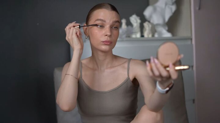 clean girl makeup, Applying mascara