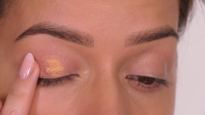 bronze makeup look, Applying eyeshadow