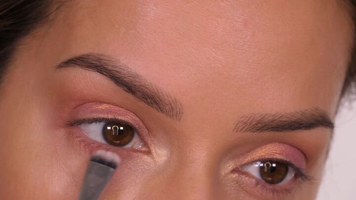 bronze makeup look, Lining eyes