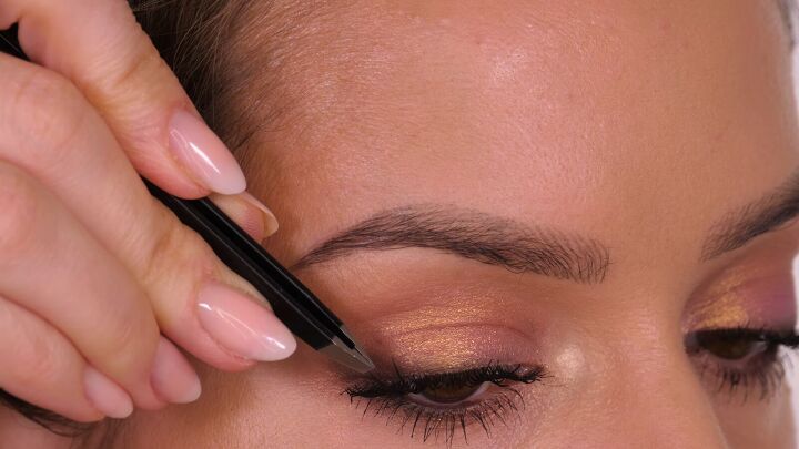 bronze makeup look, Applying lashes