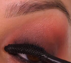 brown smokey eye, Applying mascara