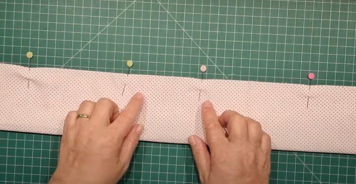 how to sew a hair scrunchie, Pinned fabric