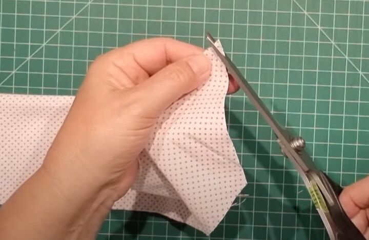 how to sew a hair scrunchie, Trimming corners