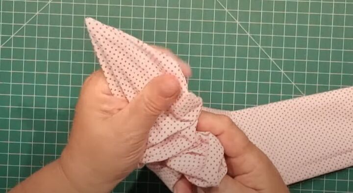 how to sew a hair scrunchie, Pushing corners out