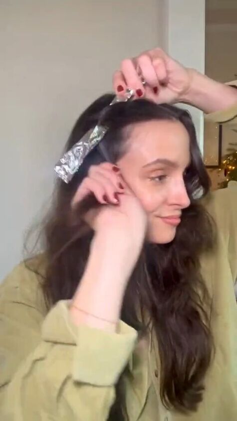 put aluminum foil in your hair for perfect overnight curls, Adding foil to hair