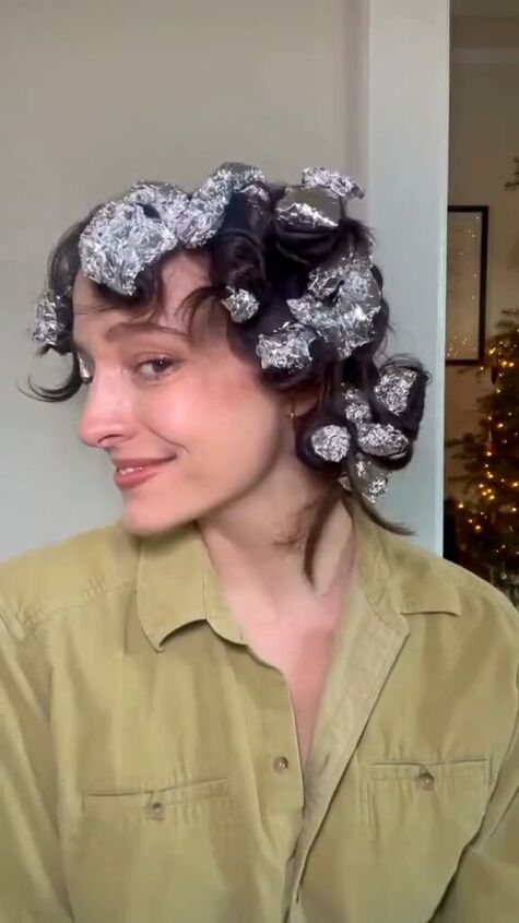 put aluminum foil in your hair for perfect overnight curls, Foil in hair