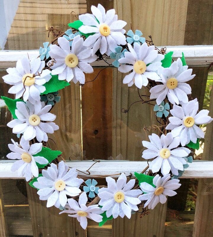 Happy Daisy Wreath for Mothers Day Creatively Beth creativelybeth daisy wreath mothersdaycraft kidscraft feltcraft feltflowers