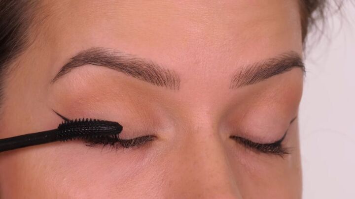 how to do winged eyeliner for beginners, Applying mascara