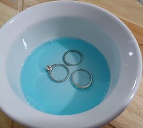 RESTORE THE SPARKLE: HOW TO CLEAN YOUR DIAMOND RING WITH WINDEX