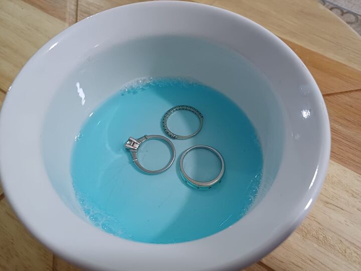 clean your diamond ring with windex