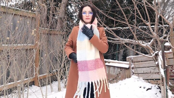 how to style a winter scarf, Tying basic knot in scarf