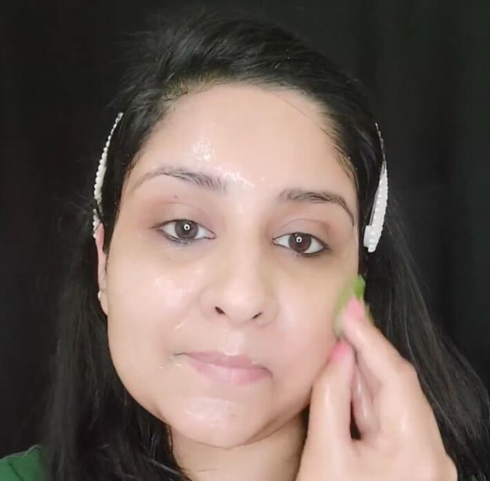 2 step all natural facial using aloe vera, Applying to skin