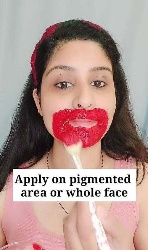 help pigmentation issues around your mouth with a tomato, Applying DIY pigmentation mask