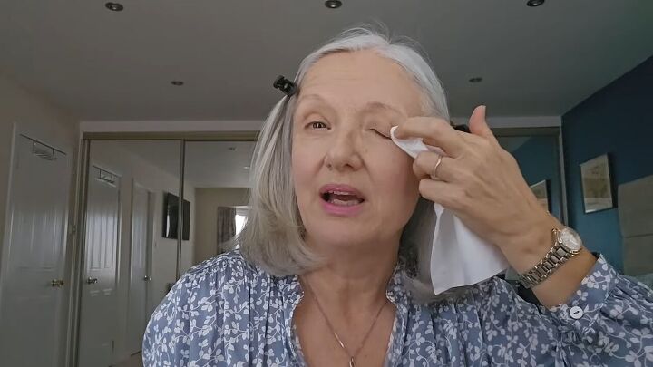 how to apply eye makeup over 50, Blotting excess oils with tissue