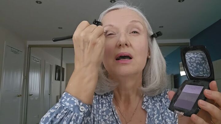 how to apply eye makeup over 50, Applying eyeshadow