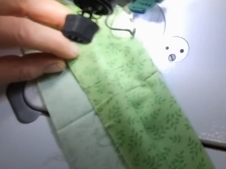 diy scrunchie, Folding the fabric