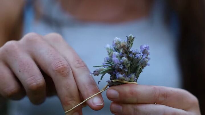 how to make a lavender oil, Bundling lavender