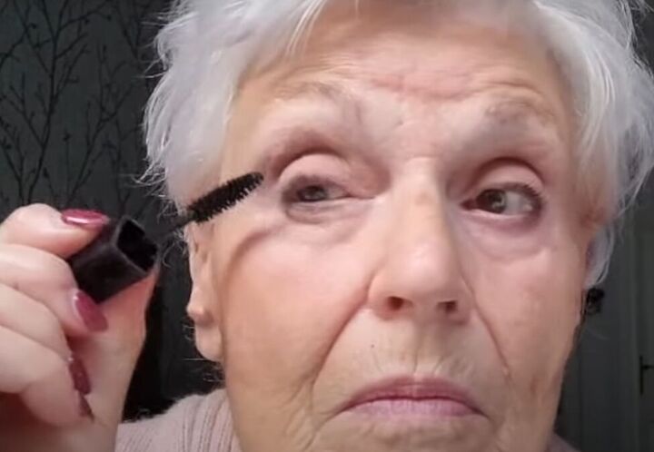 makeup for women over 70, Applying mascara