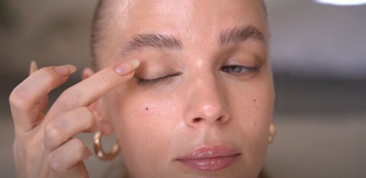 everyday makeup tutorial, Applying pink eyeshadow