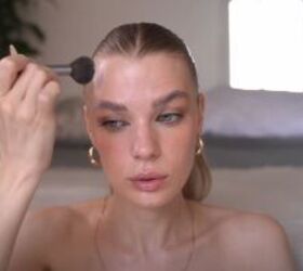 everyday makeup tutorial, Adding powder to face