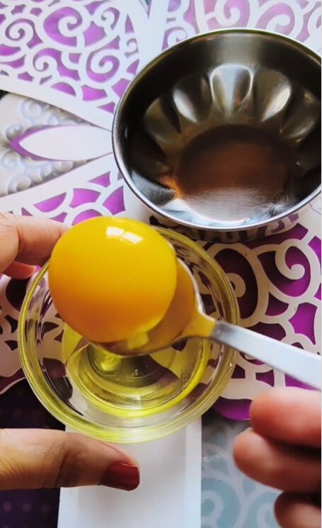 grab an egg to help your hair with this diy hair pack, Separating yolk