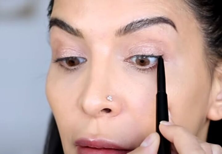 10 minute makeup routine, Lining eyes